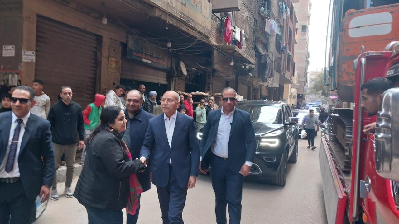 محافظ القاهرة يشرف على إزالة عقار مخالف مكون من 18 دورا.. صور