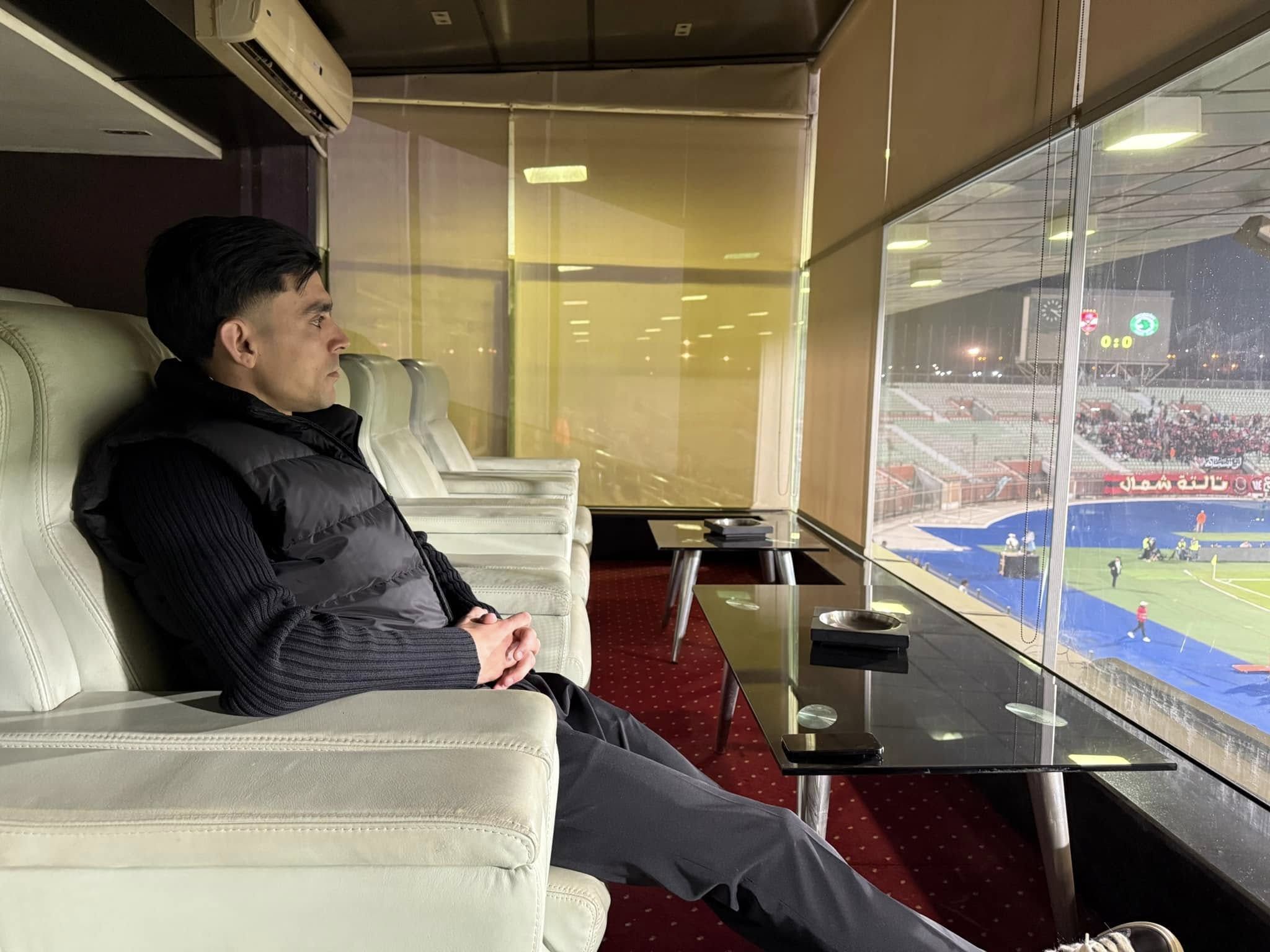 بن شرقي يدعم الأهلي أمام مودرن سبورت من مقصورة استاد السلام.. صور