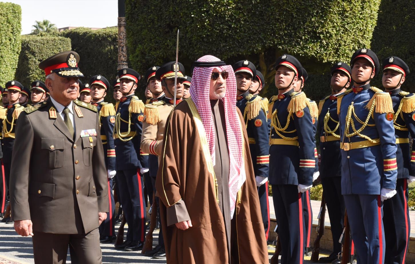 وزير الدفاع يلتقى النائب الأول لرئيس مجلس الوزراء ووزير الدفاع ووزير الداخلية الكويتى