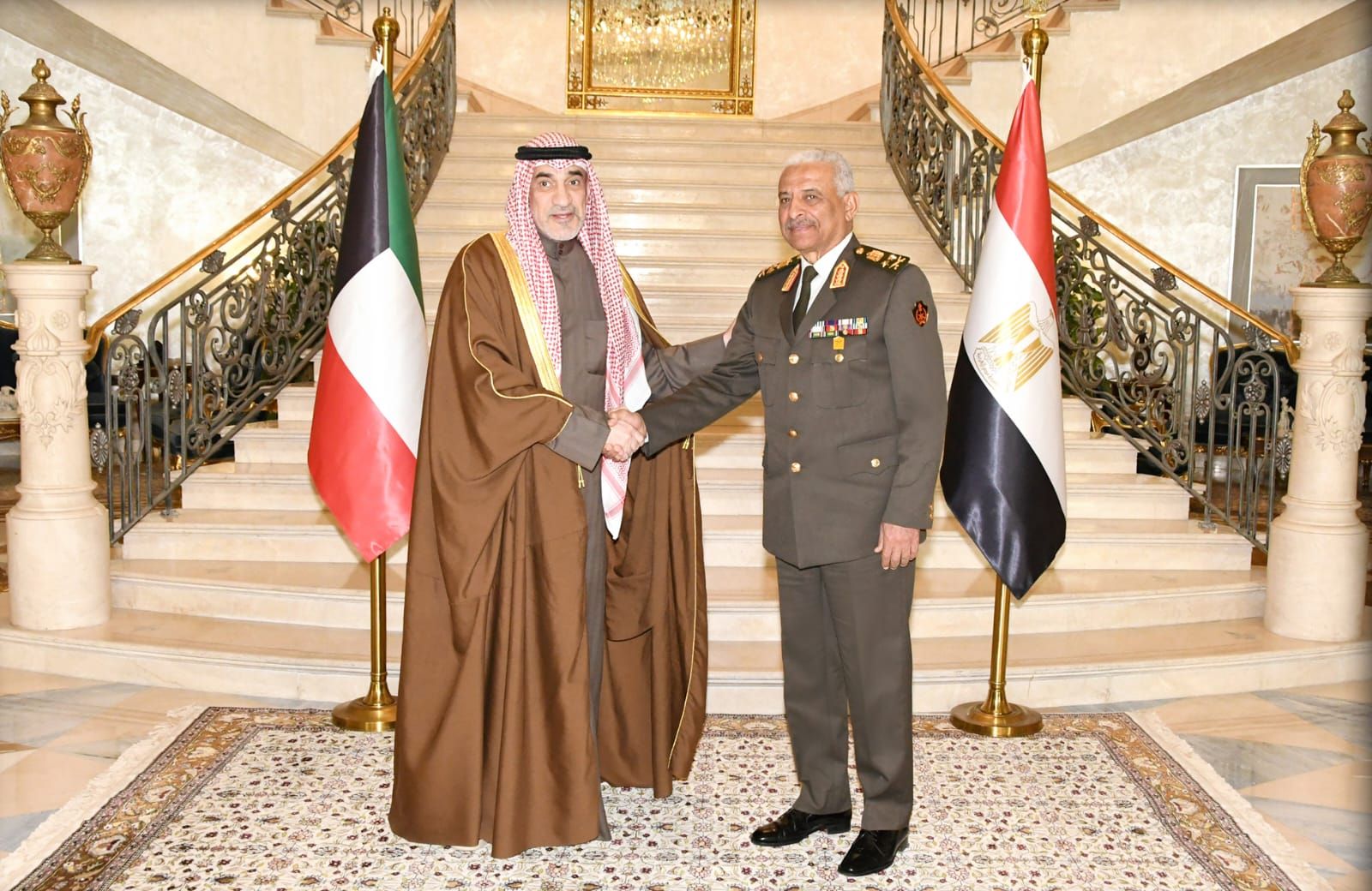 وزير الدفاع يلتقى النائب الأول لرئيس مجلس الوزراء ووزير الدفاع ووزير الداخلية الكويتى