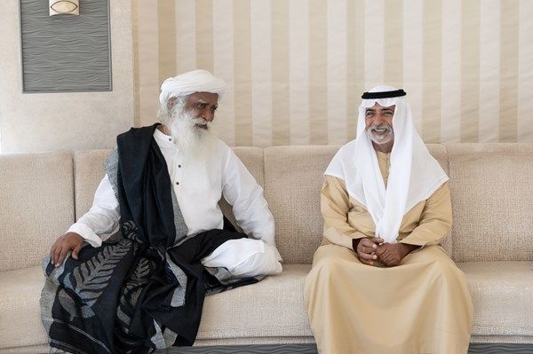 نهيان بن مبارك يستقبل سادغورو ويشيد بدوره في نشر قيم التسامح والاستدامة العالمية