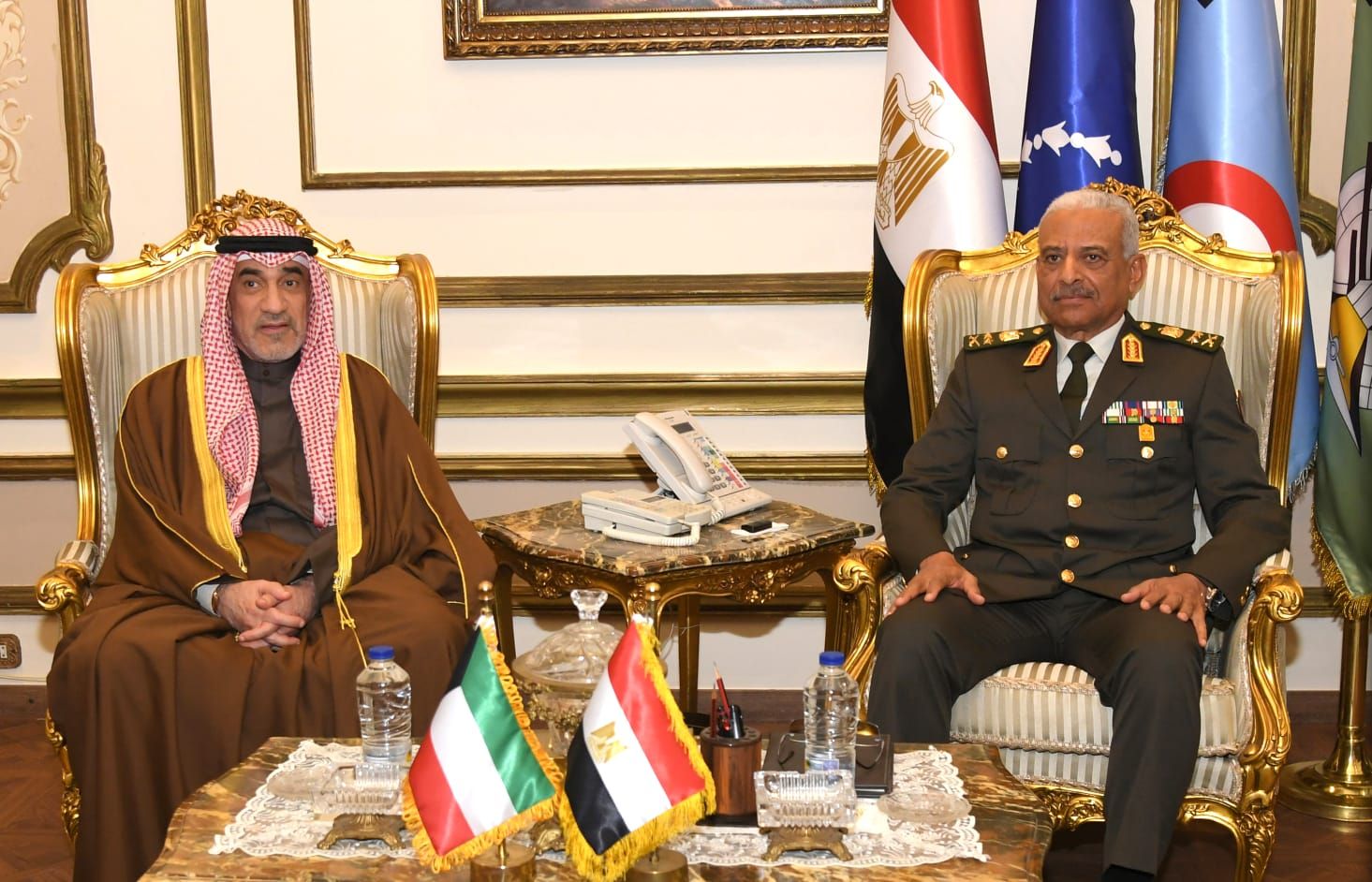 وزير الدفاع يلتقى النائب الأول لرئيس مجلس الوزراء ووزير الدفاع ووزير الداخلية الكويتى