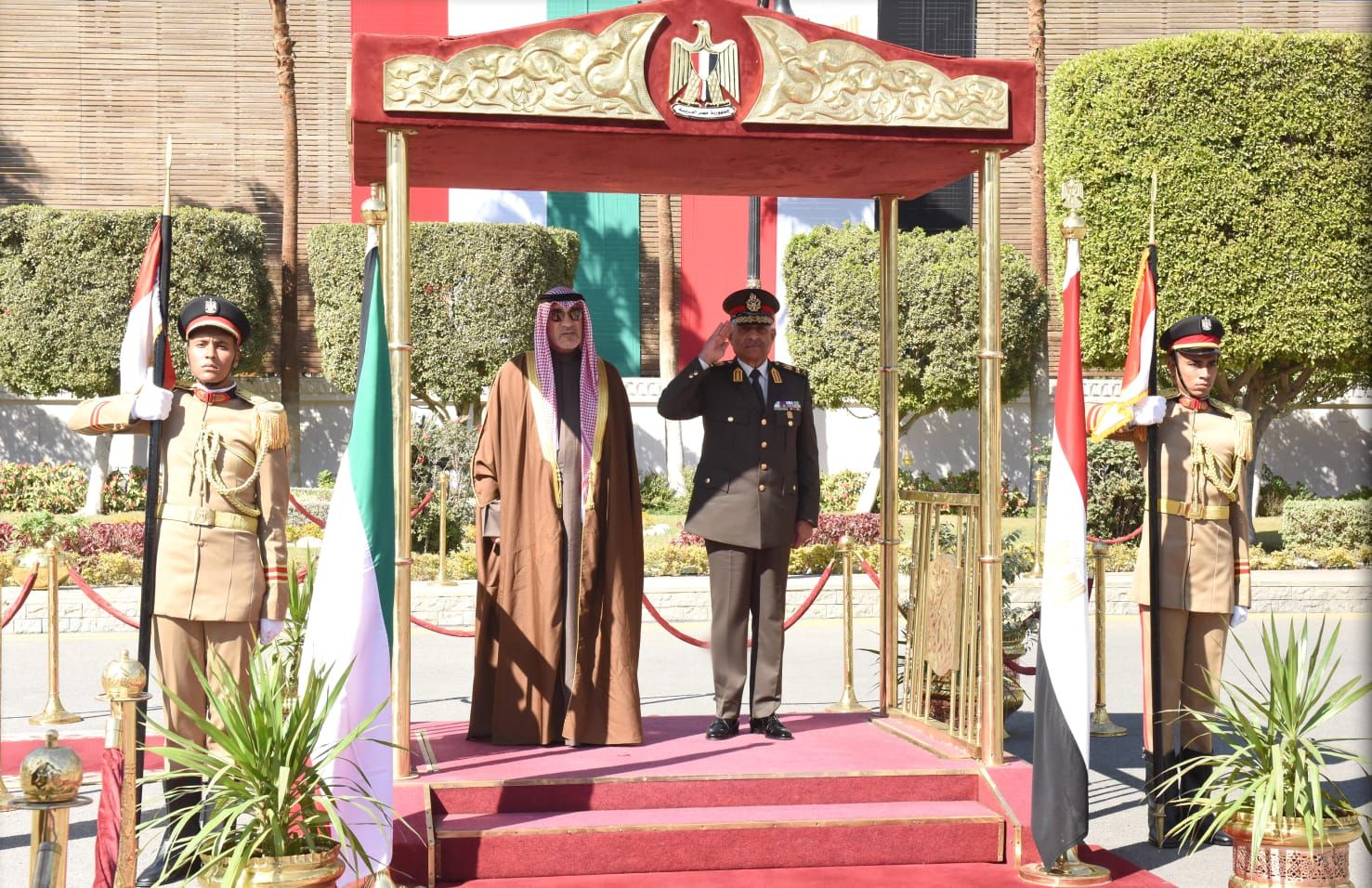 وزير الدفاع يلتقى النائب الأول لرئيس مجلس الوزراء ووزير الدفاع ووزير الداخلية الكويتى