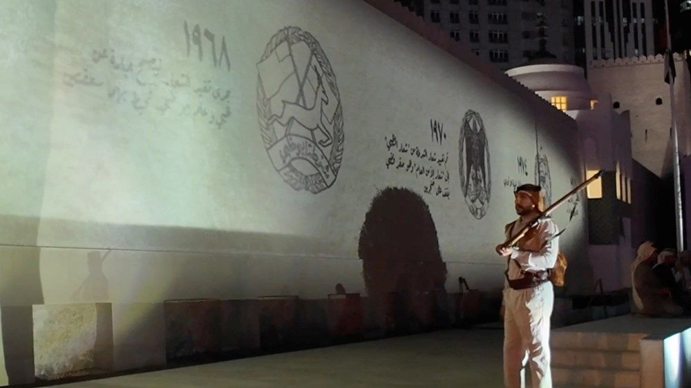 «الموروث الشرطي» يعرض شعارات شرطة أبوظبي على جدارية قصر الحصن