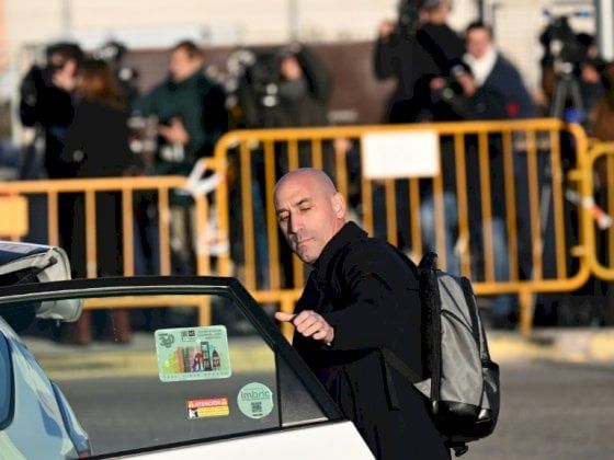 بدء محاكمة الرئيس السابق للاتحاد الإسباني لكرة القدم في قضية القبلة القسرية