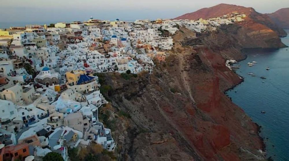 اليونان تغلق المدارس في سانتوريني بعد تسجيل 200 هزة أرضية