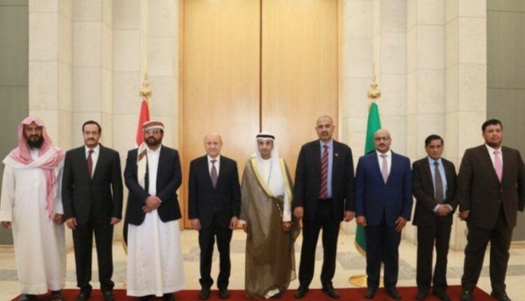 الرياض تطرُدُ العليمي وأعضاء "الرئاسي" من فندق الريتز.. وهذه الأسباب