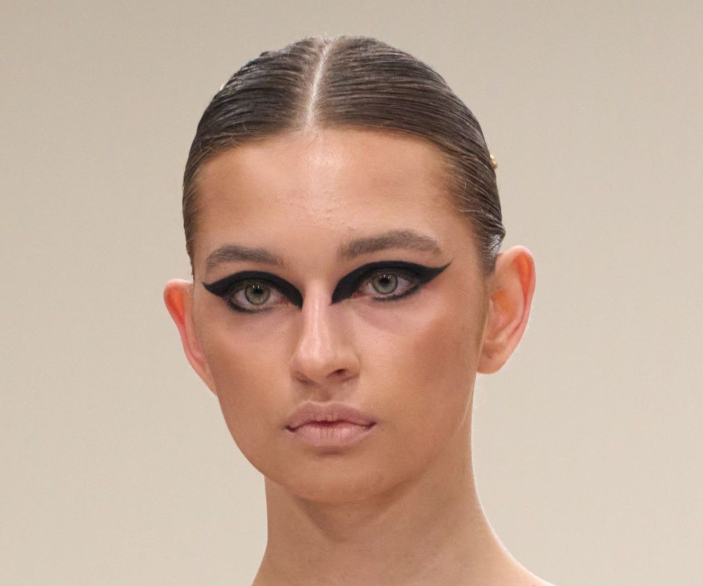 4 صيحات مكياج جريئة لفتتنا مع انطلاق أسبوع دبي للموضة لخريف وشتاء 2025