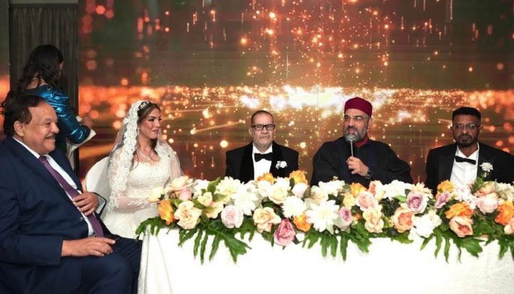 شاهد بالصور.. في حضور وزير الخارجية.. زواج رجل أعمال سوداني من صحفية مصرية معروفة بالقاهرة والجنس اللطيف يتحسر: (الحقونا يا بنات المصريات شفشفونا)