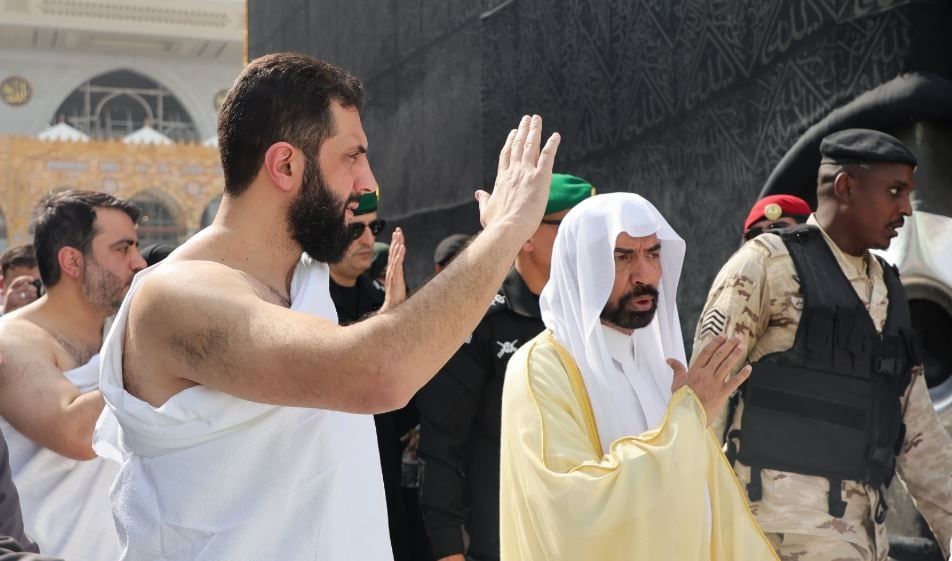 الرئيس السورى أحمد الشرع يصلى داخل الكعبة المشرفة.. فيديو وصور