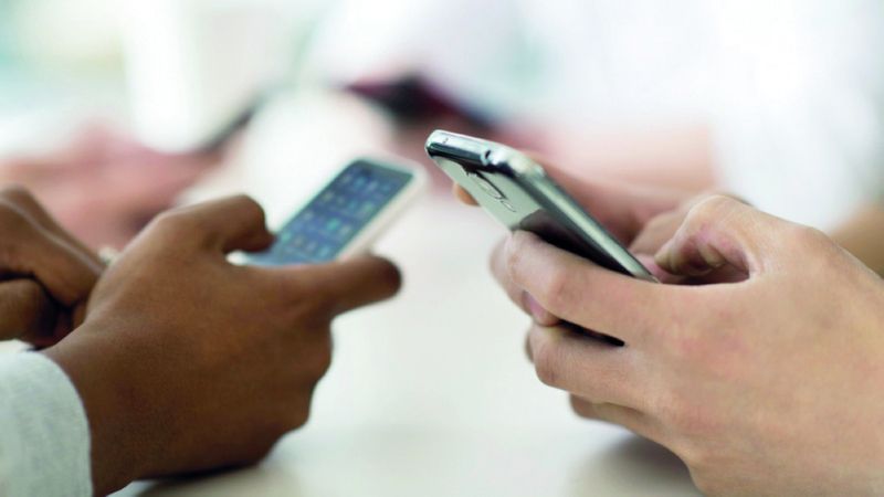 الامارات | تربويون: الهواتف الذكية.. «أداة تعليمية» محفوفة بالمخاطر