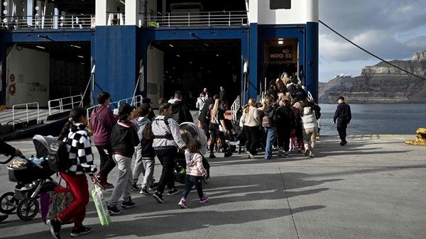 رئيس وزراء اليونان يعلّق على هزات شديدة تضرب إحدى الجزر