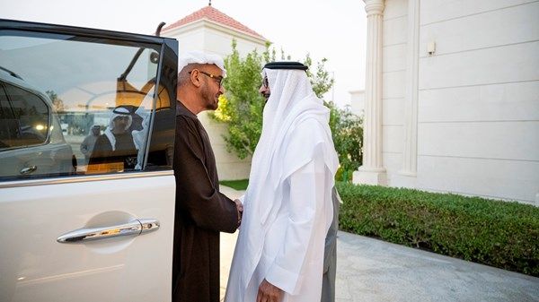 رئيس الدولة يزور محمد البواردي في منزله بأبوظبي