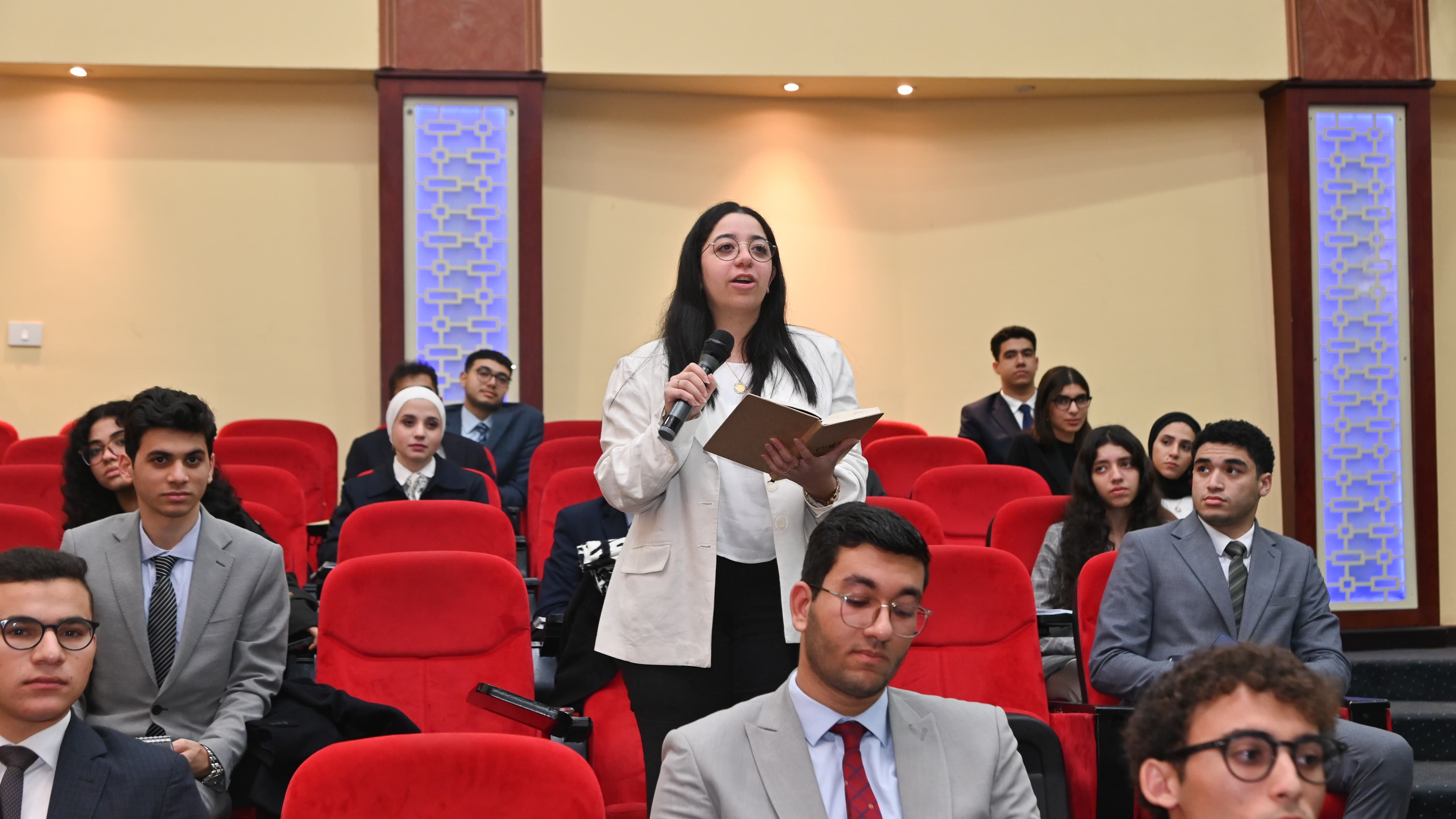 وزير الشباب والرياضة ووزير الموارد المائية والري يلتقيان الشباب في حوار مفتوح