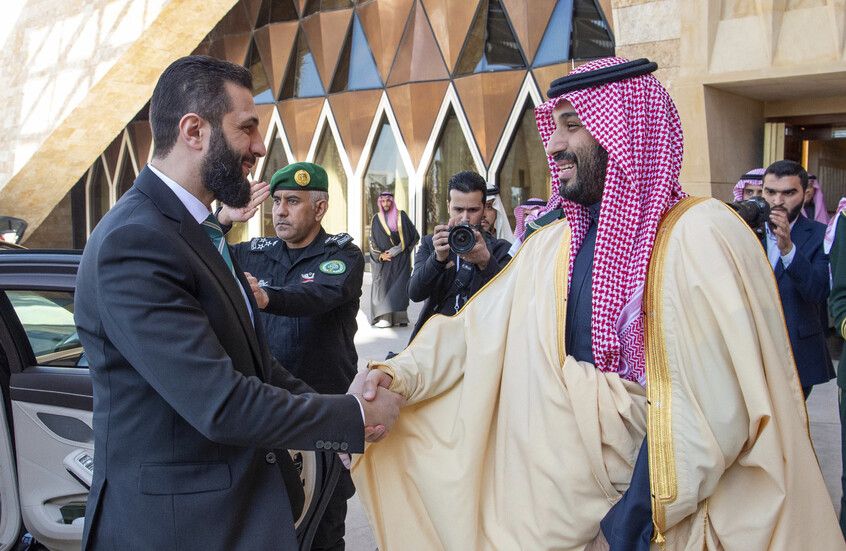 الخليج اليوم .. عناق بن سلمان والشرع يثير التفاعل على السوشيال ميديا