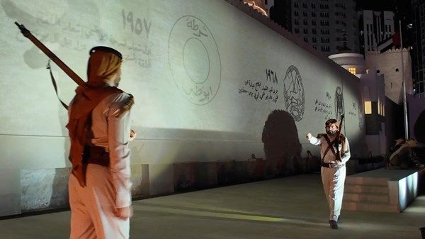 «الموروث الشرطي» يعرض شعارات شرطة أبوظبي على جدارية قصر الحصن
