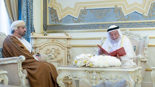 حاكم الشارقة يستقبل سفير سلطنة عُمان