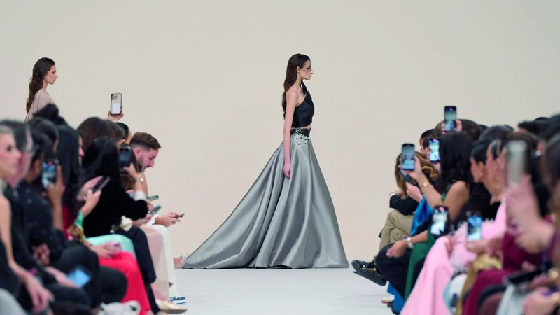 الامارات | الليلة الافتتاحية في أسبوع دبي للموضة.. مفعـــمــة بالجــمـال والأناقة