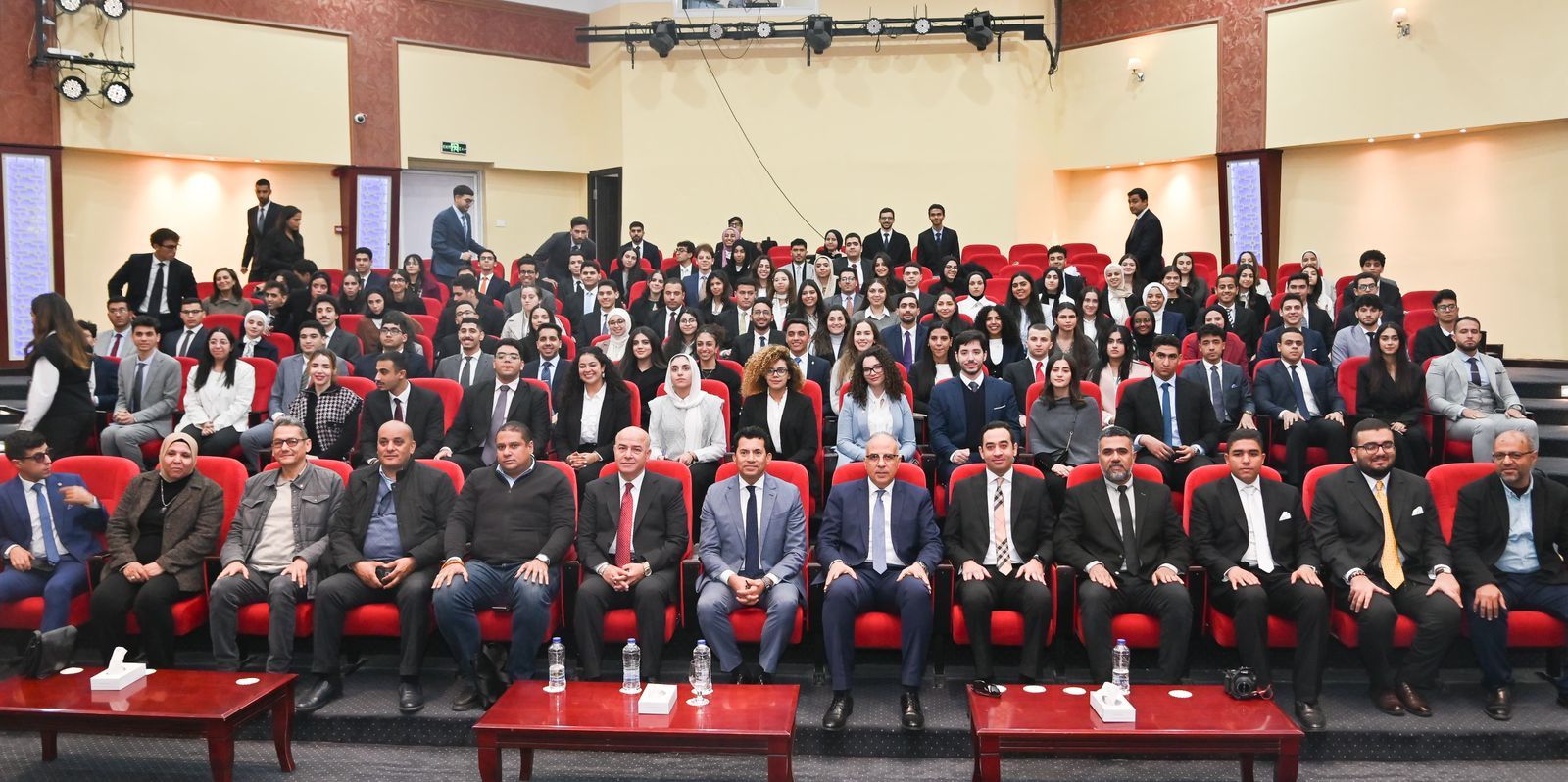 وزير الشباب والرياضة ووزير الموارد المائية والري يلتقيان الشباب في حوار مفتوح