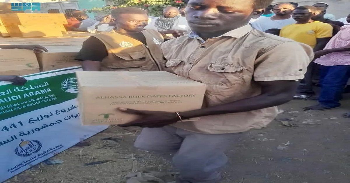 مركز الملك سلمان للإغاثة يوزع 3 أطنان تمور في ولاية الجزيرة بالسودان