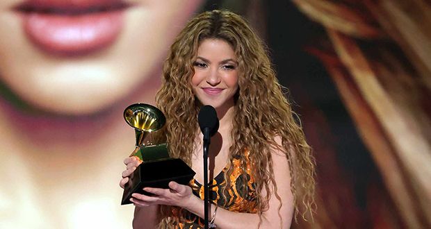 في لحظة مؤثرة.. شاكيرا تحتفل بجائزة غرامي مع ابنيها