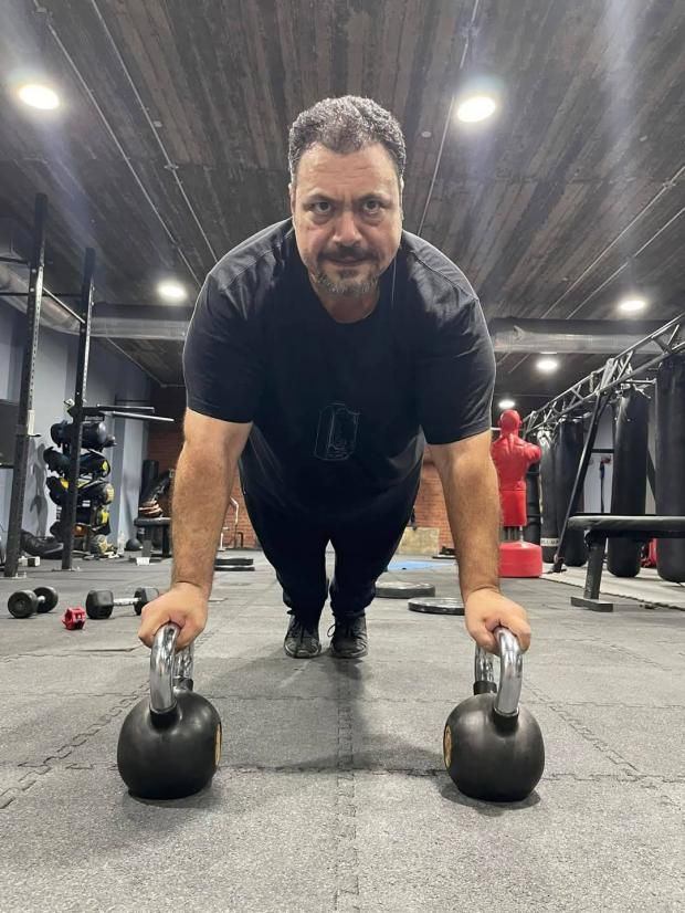 طبيب يكشف سر خسارة مراد مكرم الوزن بشكل كبير.. هل ينجح النظام الغذائي والرياضة؟