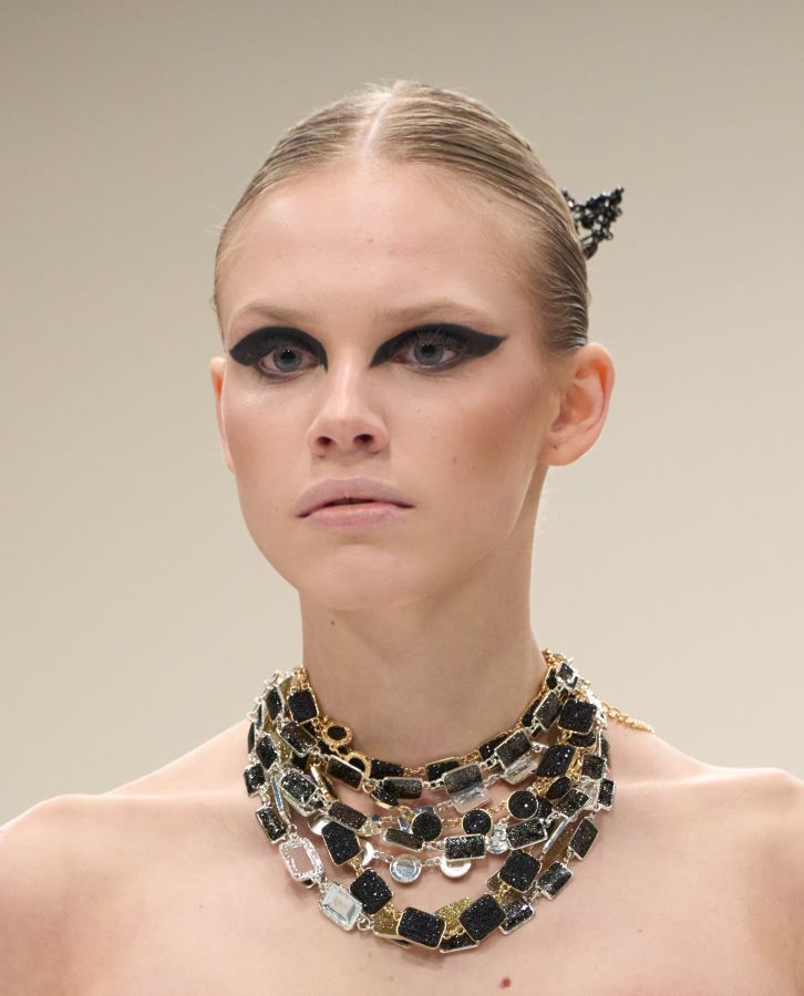 4 صيحات مكياج جريئة لفتتنا مع انطلاق أسبوع دبي للموضة لخريف وشتاء 2025