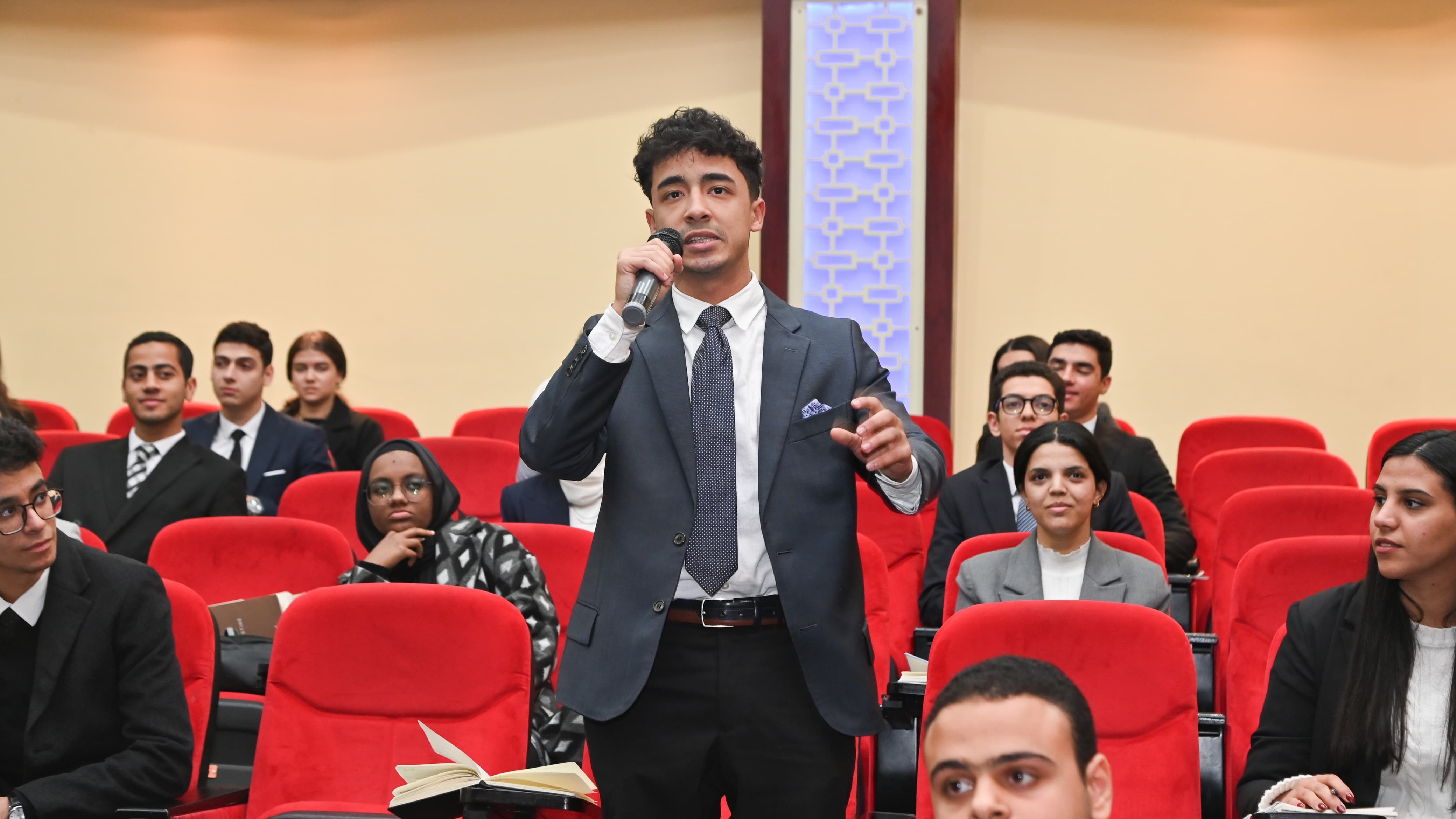 وزير الشباب والرياضة ووزير الموارد المائية والري يلتقيان الشباب في حوار مفتوح