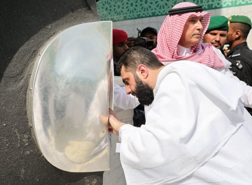 الرئيس السورى أحمد الشرع يصلى داخل الكعبة المشرفة.. فيديو وصور