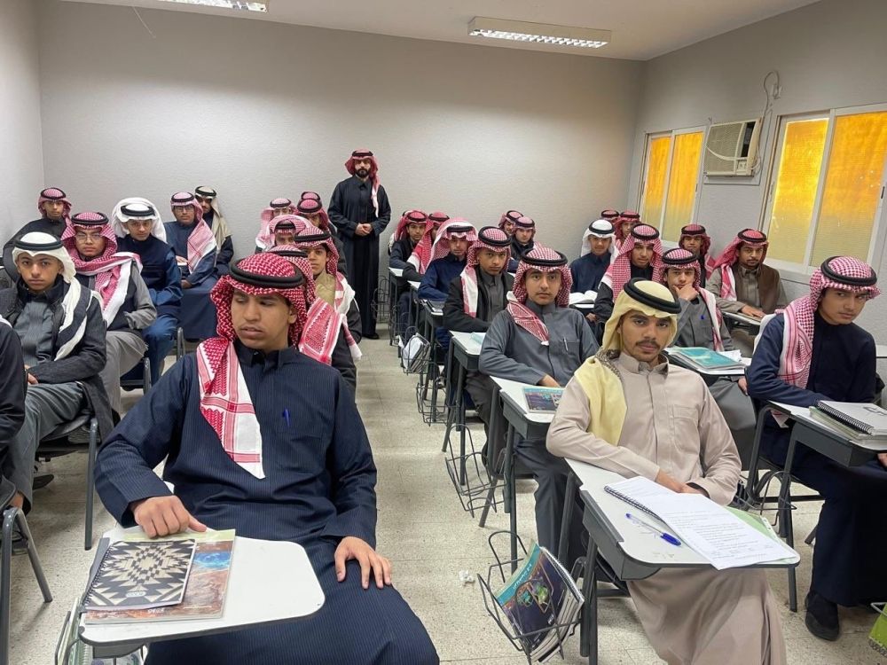 التزام طلاب الثانويات بالزي الوطني