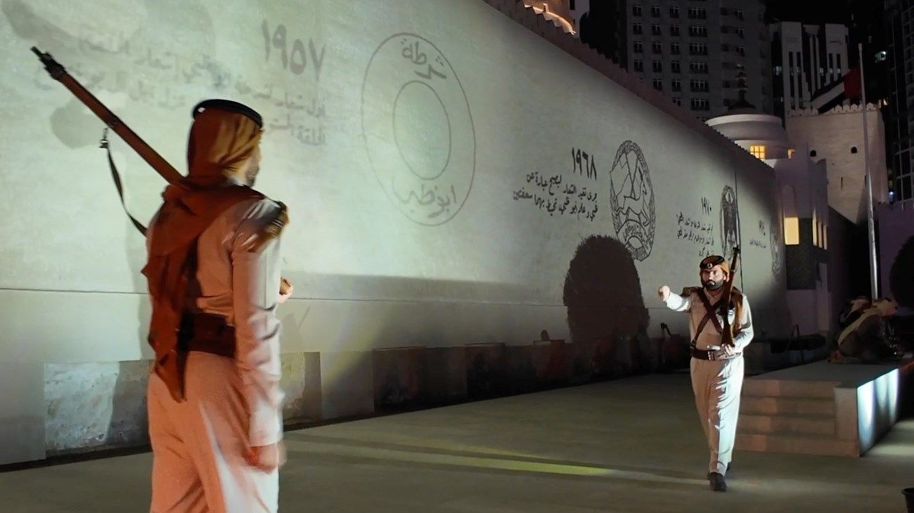 «الموروث الشرطي» يعرض شعارات شرطة أبوظبي على جدارية قصر الحصن