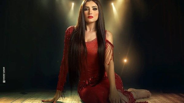 الزمن ساعات بيقسو علي الإنسان.. مي عمر تشوق جمهورها لمسلسل إش إش