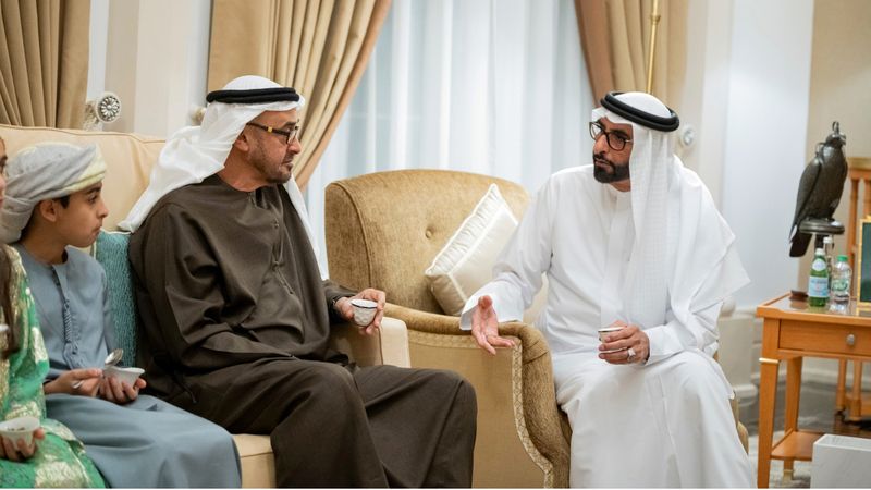 الامارات | رئيس الدولة يزور محمد البواردي في منزله بأبوظبي