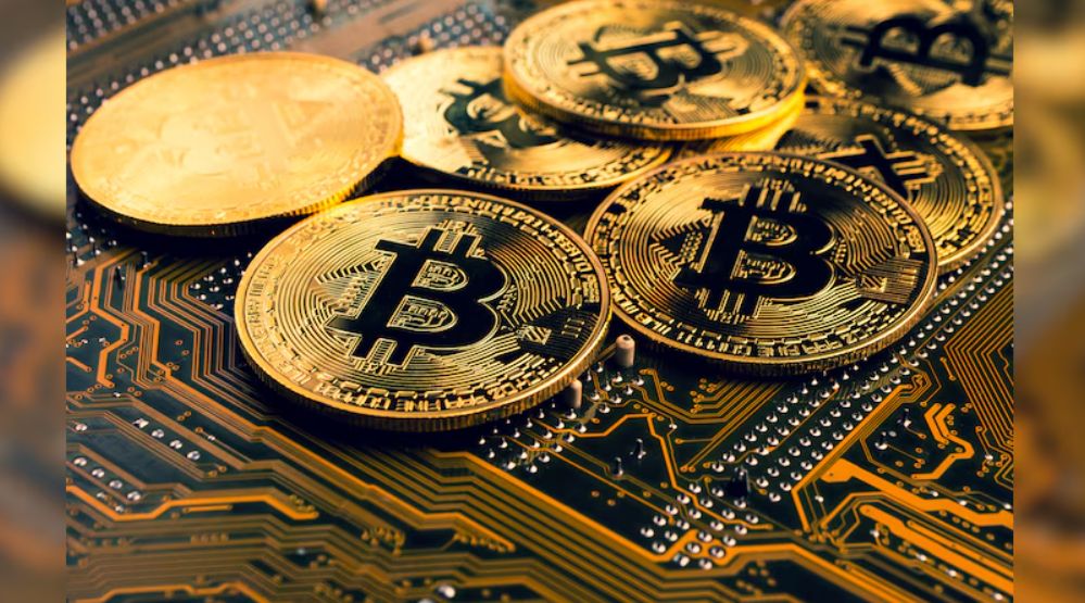 البيتكوين تتداول بالقرب من مستوى 100 ألف دولار وتعافي تدريجي للعملات البديلة