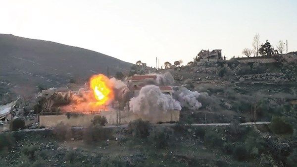 الجيش الإسرائيلي يحرق منازل عدة في جنوب لبنان