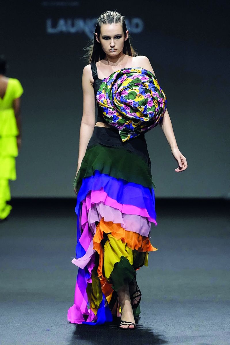 الامارات | أسبوع دبي للموضة يتذكر «المهندسة الملهمة» زها حديد