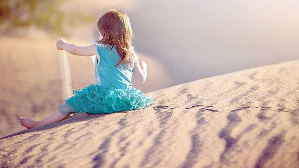 دعوهم وسط الطبيعة .. لعب الأطفال بالتراب يعزز جهاز المناعة ويحميهم من الأمراض