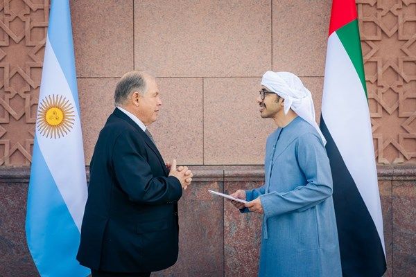 رئيس الدولة يتلقى رسالة خطية من رئيس الأرجنتين تسلمها عبدالله بن زايد