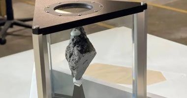 تكنولوجيا: إدارة ترامب تزيل صخرة أبولو القمرية من المكتب البيضاوى .. صورة