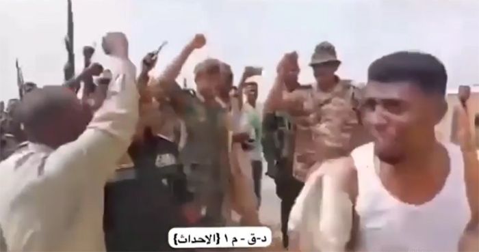 فيديو مؤثر.. شاهد لحظة عودة أحد أبطال الجيش لحضن والدته والجمهور: (البطن الجابتك والله ما بتندم وذرفنا الدموع أكثر منهم)
