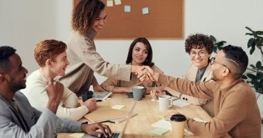 طالع الأبراج: 3 أبراج ما بتعرفش تفصل بين مشاعرها والشغل.. أبرزهم برج السرطان