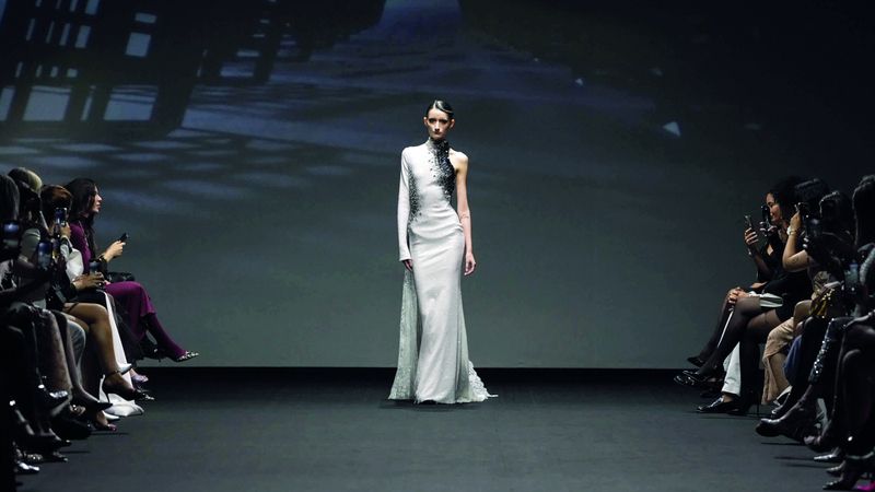 الامارات | أسبوع دبي للموضة يتذكر «المهندسة الملهمة» زها حديد