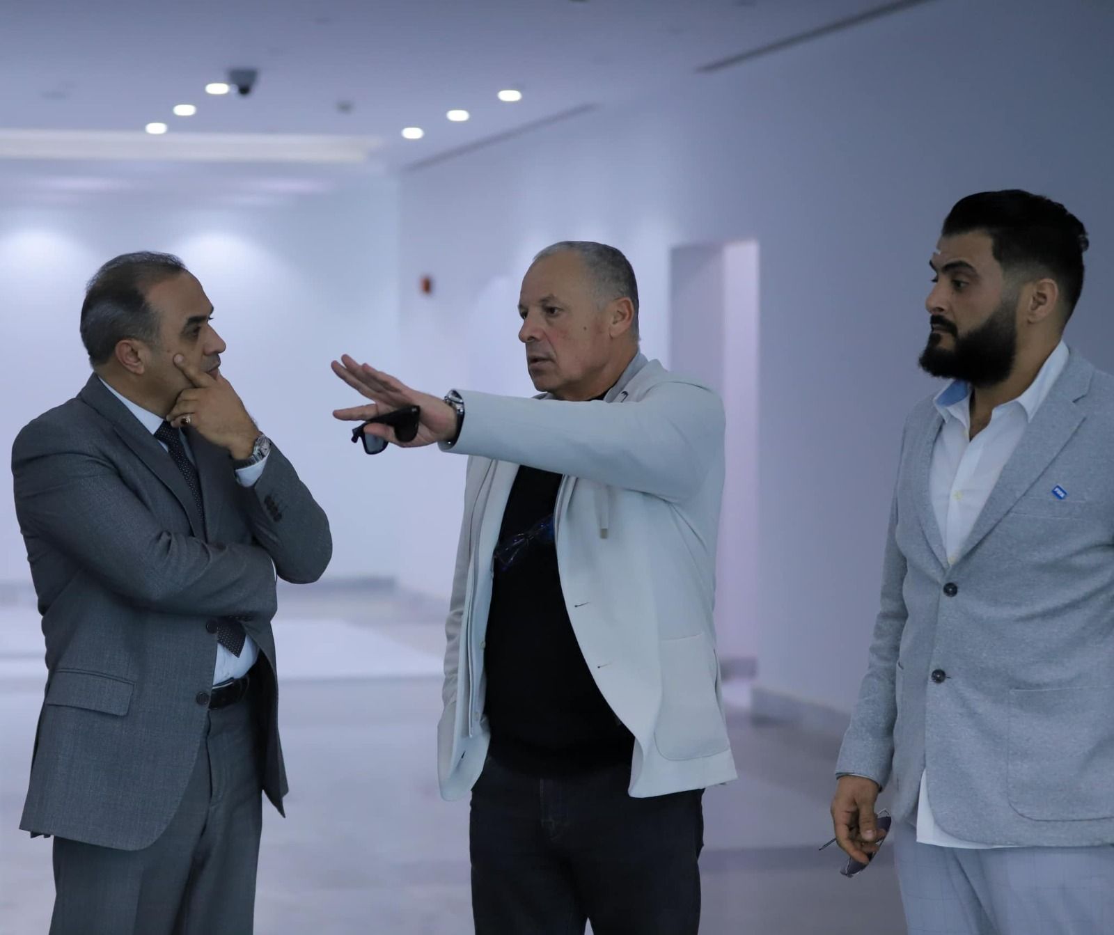 أبو ريدة يصطحب رئيس الاتحاد الليبي في جولة داخل مقر اتحاد الكرة الجديد