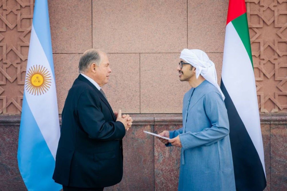 الخليج اليوم .. رئيس الدولة يتلقى رسالة خطية من رئيس الأرجنتين تسلمها عبدالله بن زايد