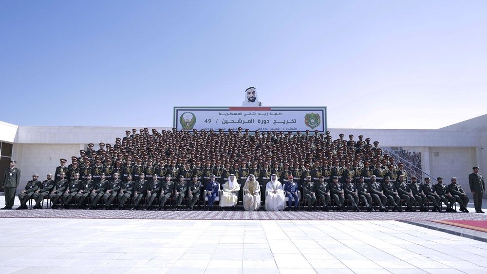 محمد بن راشد يشهد تخريج الدورة الـ49 من المرشحين الضباط في كلية زايد الثاني العسكرية بالعين