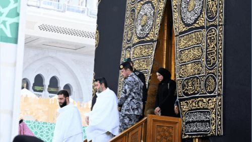 الخليج اليوم .. بالفيديو.. لحظة دخول أحمد الشرع إلى الكعبة