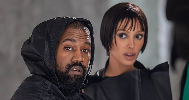 كانييه ويست يرد بطريقته على منتقدي إطلالة زوجته المثيرة