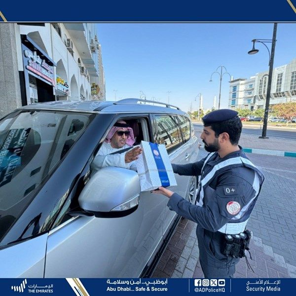 شرطة أبوظبي تكرم (60) سائقاً ملتزماً مرورياً
