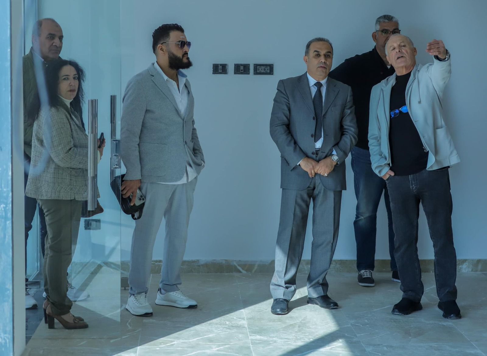 أبو ريدة يصطحب رئيس الاتحاد الليبي في جولة داخل مقر اتحاد الكرة الجديد