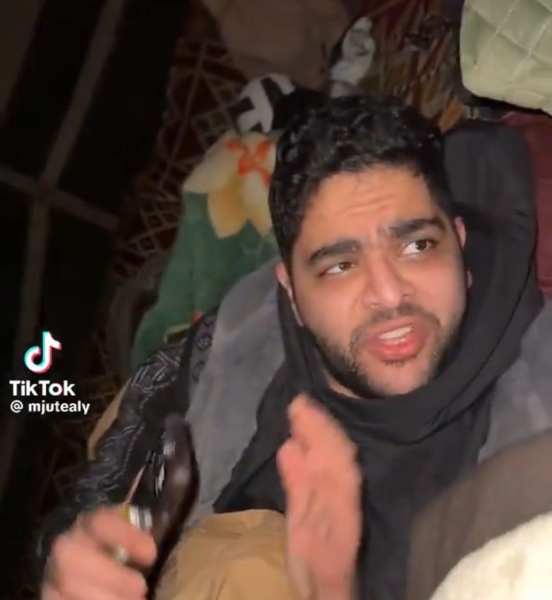 لن تصدق ماحدث...شاب مصري يقوم بتجربة النوم في البر لأول مرة برفقة أصدقائه السعوديين"فيديو"